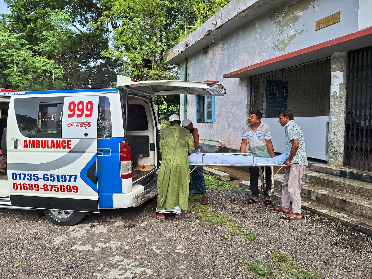 ময়নাতদন্ত শেষে নিহত সিয়াম মোল্লার লাশ স্বজনেরা নিজ বাড়িতে নিয়ে যাচ্ছেন। বুধবার দুপুরে বরিশাল শের-ই-বাংলা মেডিকেল কলেজ হাসপাতালের মর্গের সামনে