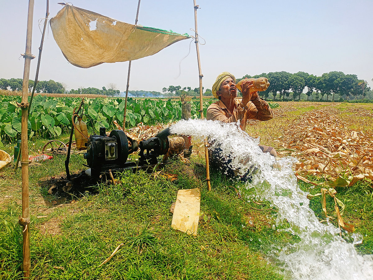 চুয়াডাঙ্গায় মাঝারি তাপপ্রবাহের মধ্যে তৃষ্ণা মেটানোতে পানি পান করছেন এক কৃষক। বুধবার সদর উপজেলার বোয়ালমারী মাঠে