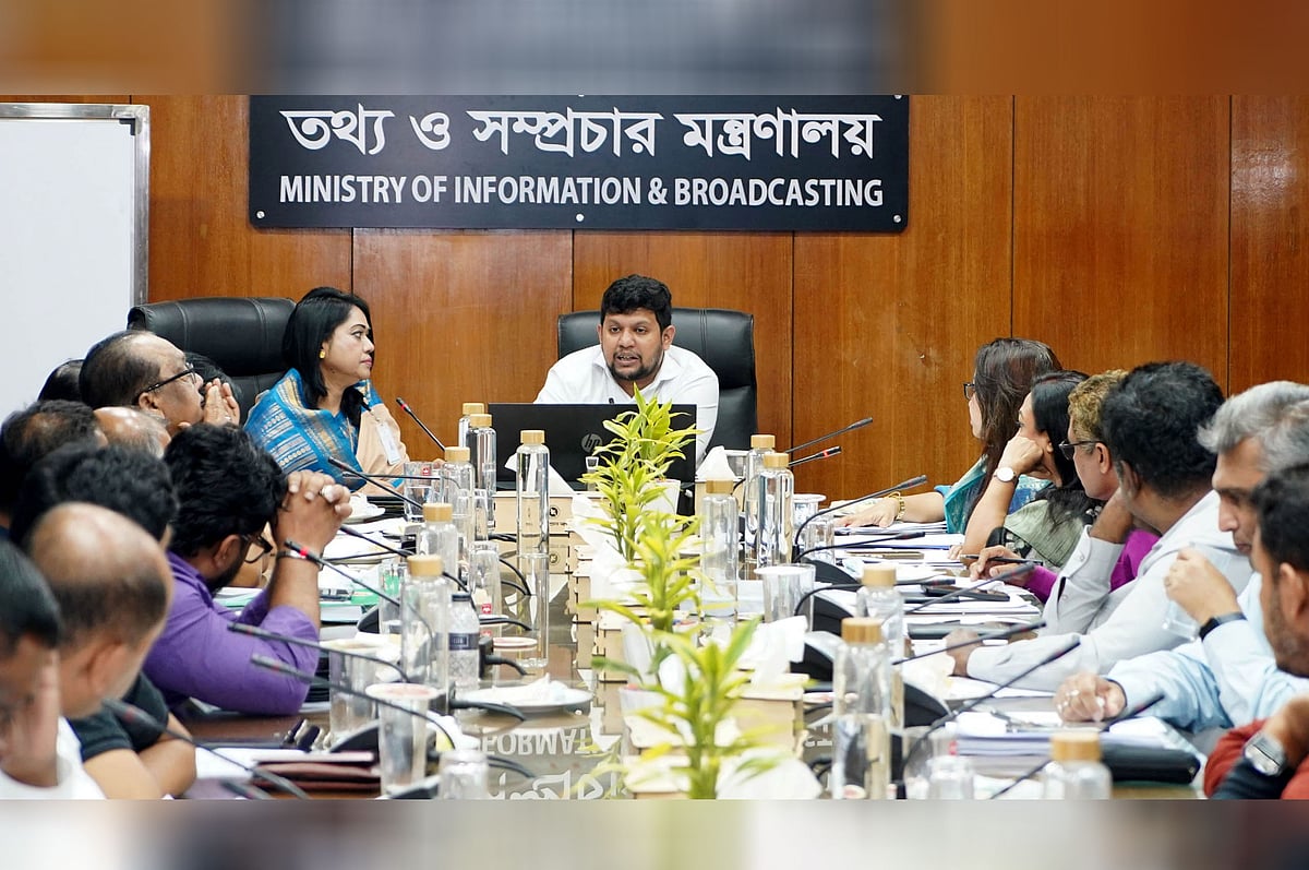 তথ্য ও সম্প্রচার মন্ত্রণালয়ের সভাকক্ষে বিএফডিসির উদ্যোগে ফোকাস গ্রুপ আলোচনায় উপদেষ্টা মাহফুজ আলম বক্তব্য দেন