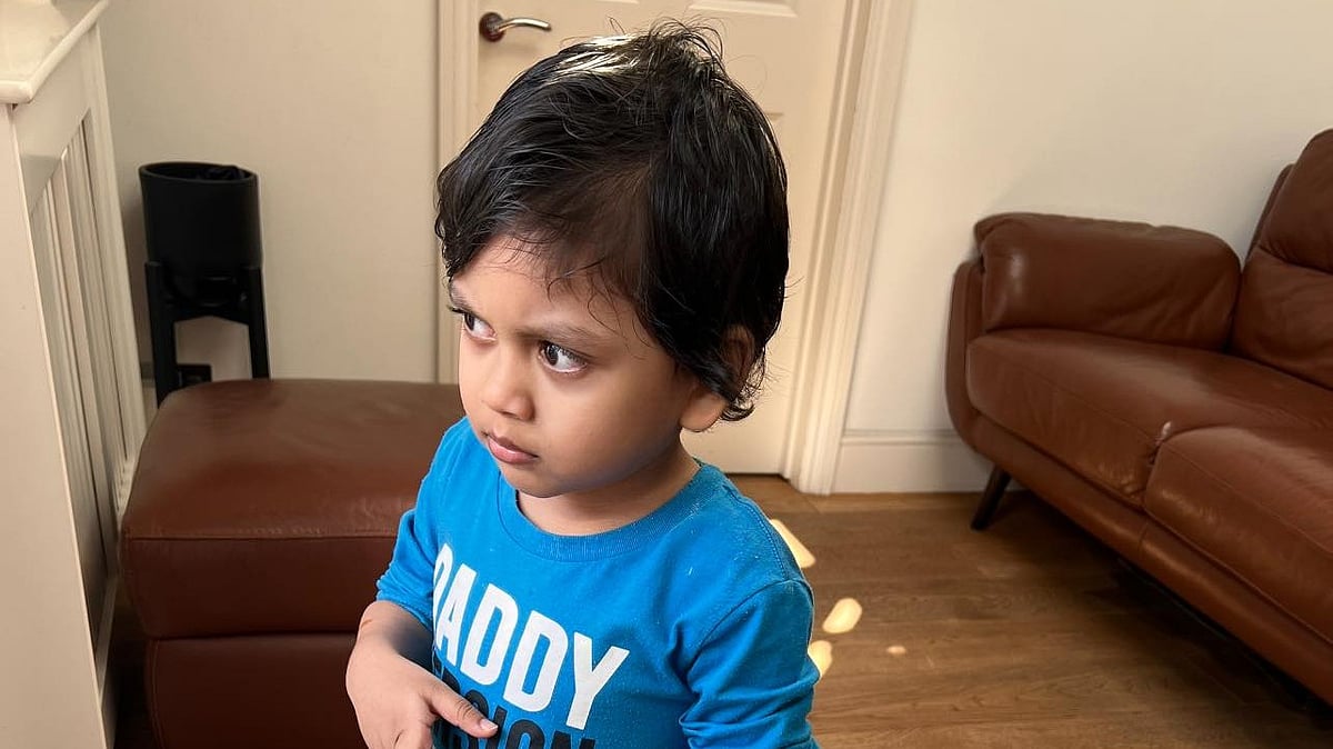 বাংলাদেশ থেকে যুক্তরাজ্য, একই টি–শার্টে রিশান