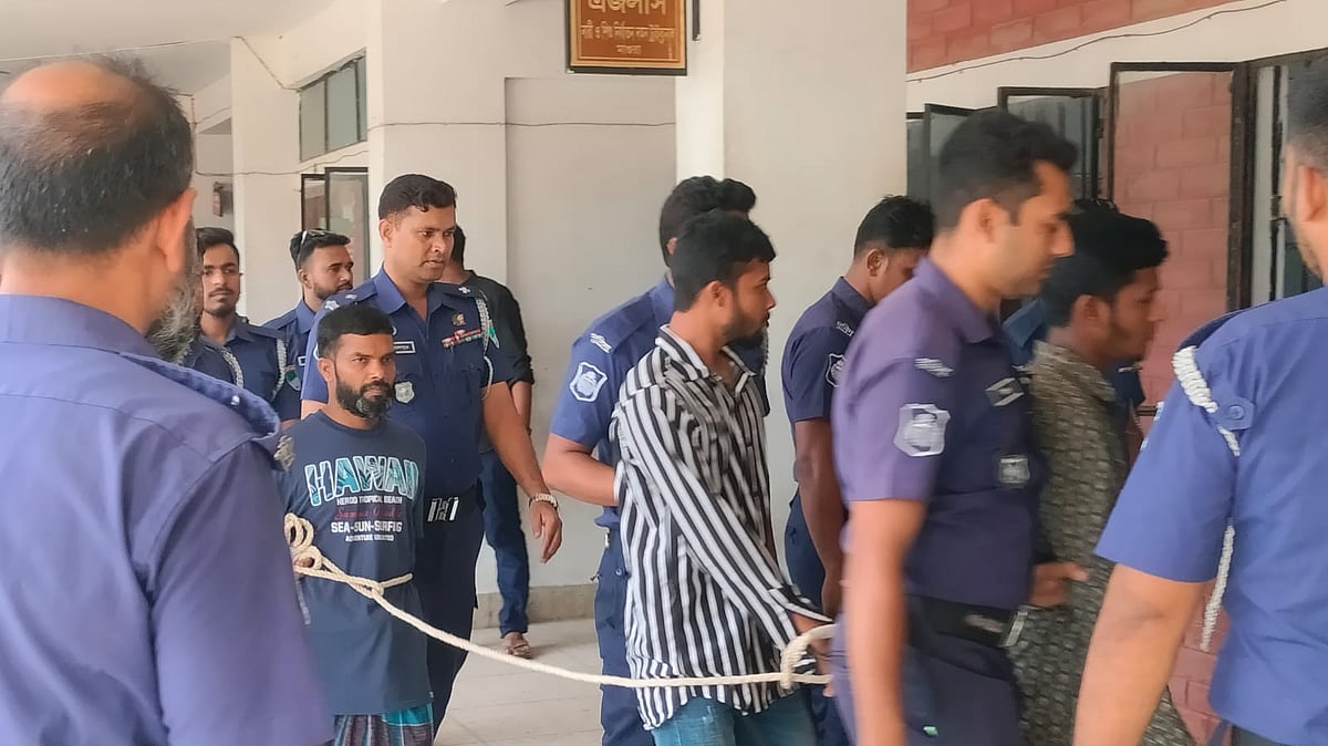 মাগুরায় শিশু ধর্ষণ ও হত্যা মামলায় চার আসামিকে আদালতে নেওয়া হয়। আজ বুধবার সকালে