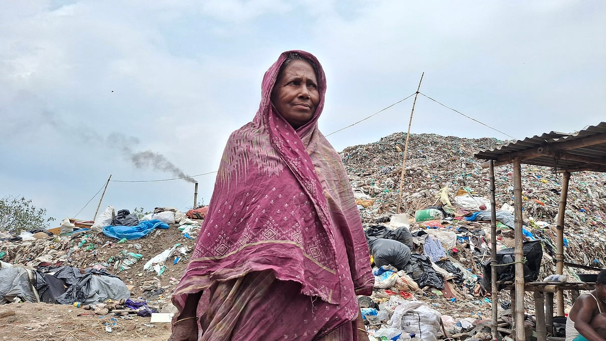 ময়লার ভাগাড় থেকে ভাঙারি কুড়ান আসমা বেগম। সম্প্রতি রাজশাহী নগরের সিটি হাট এলাকায়