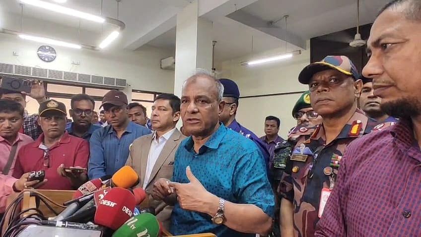 চট্টগ্রাম সার্কিট হাউসে আইনশৃঙ্খলা পরিস্থিতি নিয়ে মতবিনিময় সভা শেষে সাংবাদিকদের সঙ্গে কথা বলেন স্বরাষ্ট্র ও কৃষি মন্ত্রণালয়ের উপদেষ্টা লেফটেন্যান্ট জেনারেল (অব.) মো. জাহাঙ্গীর আলম চৌধুরী। আজ বুধবার দুপুরে