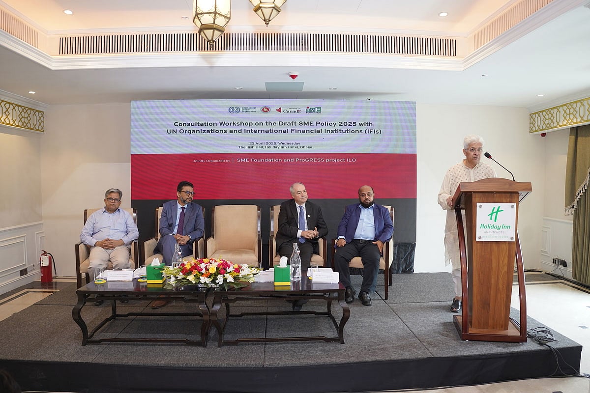 বক্তব্য রাখছেন শিল্প উপদেষ্টা আদিলুর রহমান খান