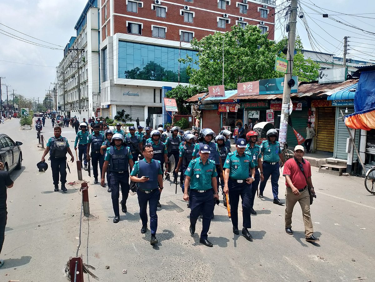 ব্যাটারিচালিত অটোরিকশার চালকদের ধাওয়া দিয়ে সড়ক থেকে সরিয়ে দেওয়ার পর পুলিশ সদস্যদের অবস্থান। আজ দুপুর ১২টায় চট্টগ্রাম নগরের বাহির সিগনাল মোড়ে