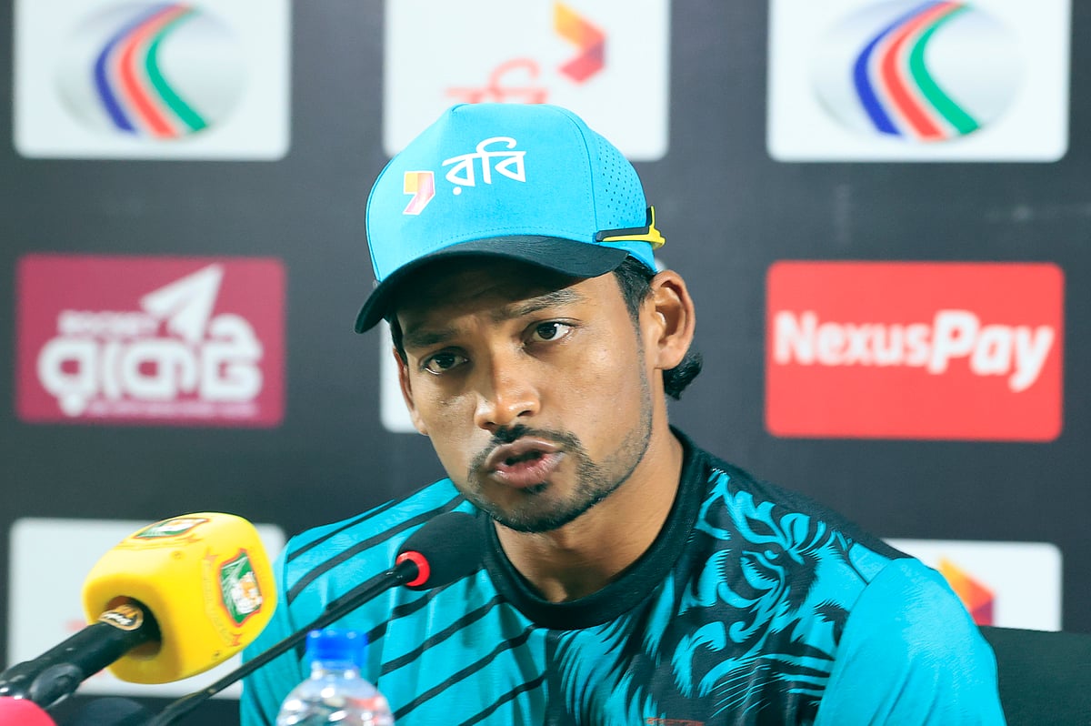 সংবাদ সম্মেলনে বাংলাদেশ অধিনায়ক নাজমুল হোসেন।