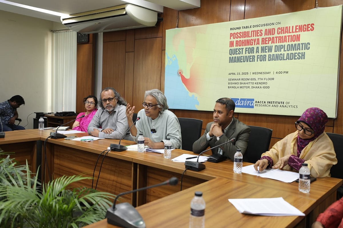 রোহিঙ্গা সংকট নিয়ে ঢাকা ইনস্টিটিউট অব রিসার্চ অ্যান্ড অ্যানালিটিকসের উদ্যোগে সংলাপে বক্তারা। বুধবার বিশ্বসাহিত্য কেন্দ্র, ঢাকা