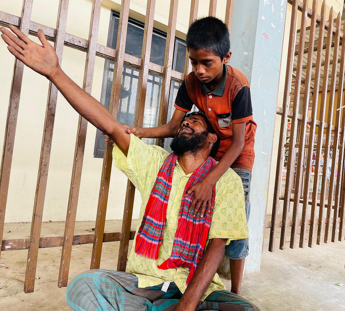 ছেলে সাইফুল ইসলামের মরদেহের পাশে বসে বাবা মোখলেছুর রহমানের আহাজারি। আজ দুপুরে কুমিল্লা রেলস্টেশনে