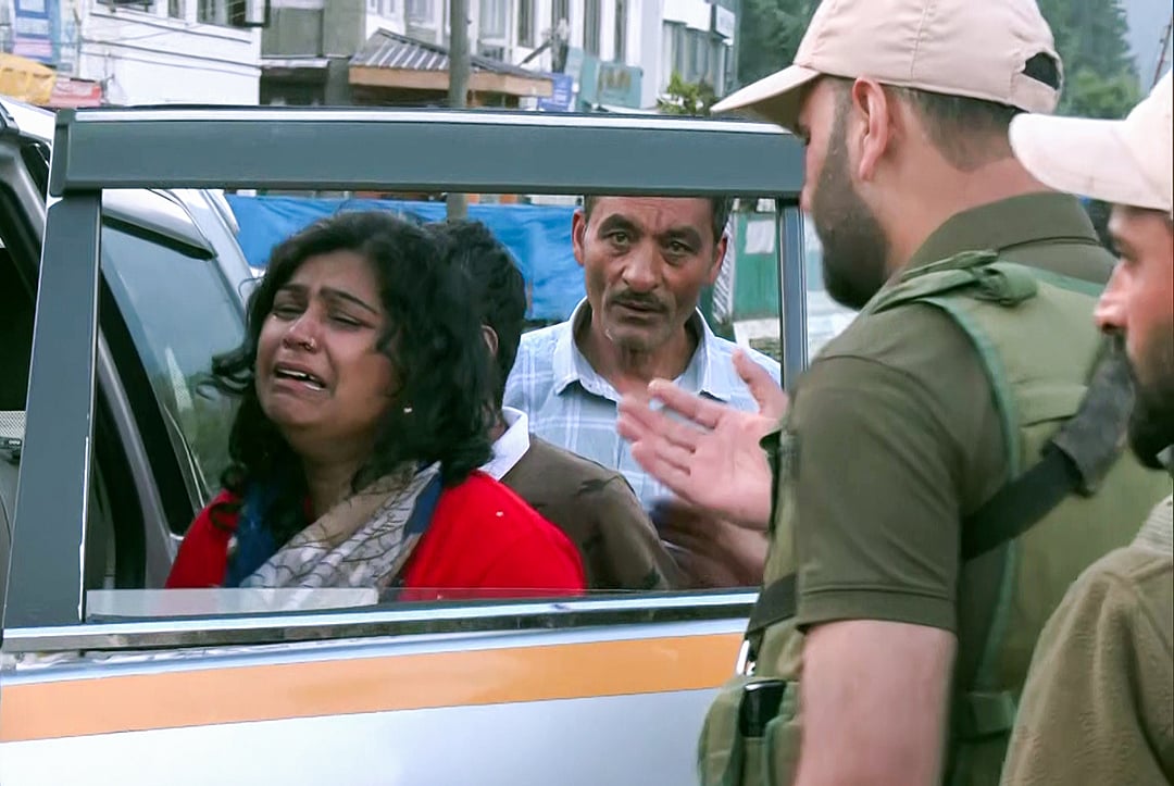 কাশ্মীরের পেহেলগামে সন্ত্রাসী হামলায় স্বজনের মৃত্যুর খবরে কান্নায় ভেঙে পড়েন একজন নারী