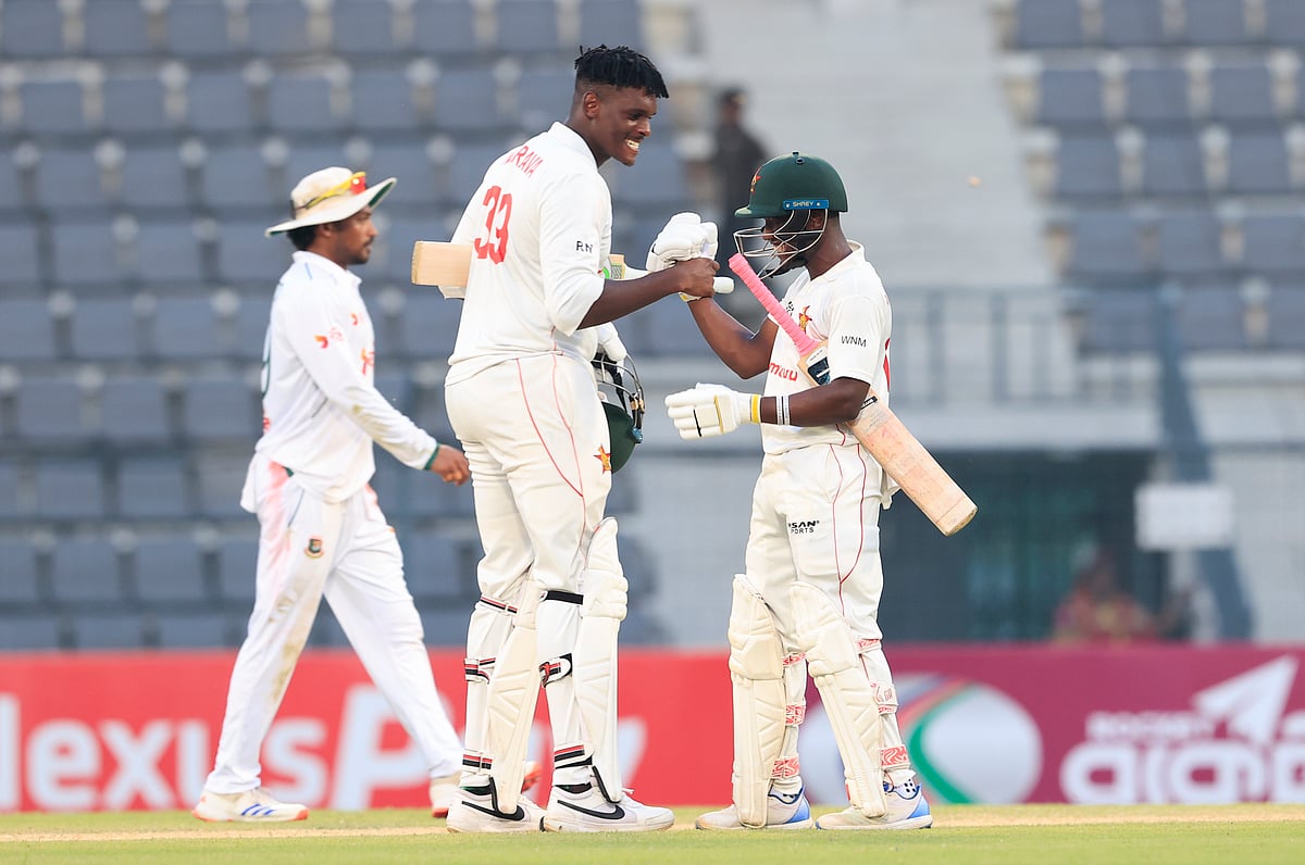 ৩ উইকেটের জয়ের পর জিম্বাবুয়ের রিচার্ড এনগারাভা ও ওয়েসলি মাধেভেরে