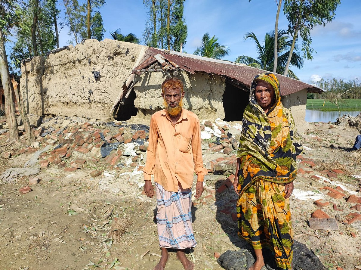 জলোচ্ছ্বাসের কবলে ঘরবাড়ি ভেঙে গেছে কক্সবাজারের মহেশখালীর মাতারবাড়ী ইউনিয়নের ষাইটপাড়ার এই দম্পতির