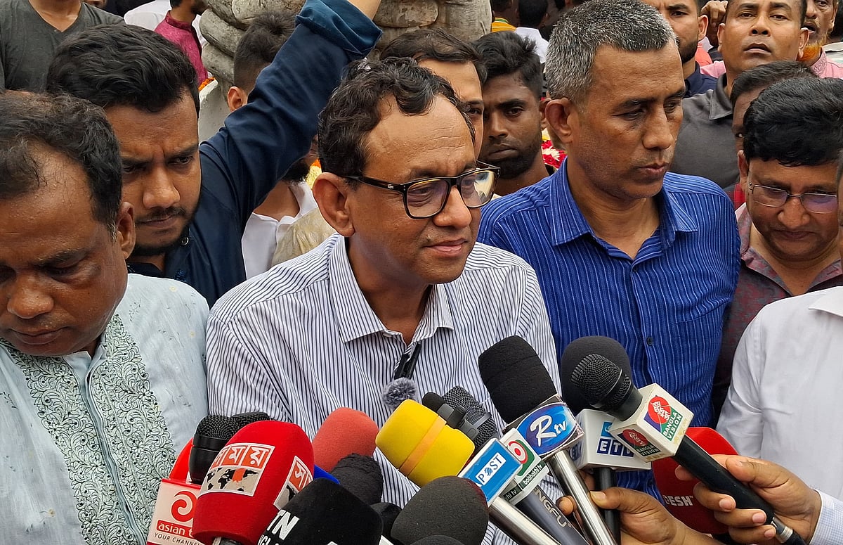 সাভারে রানা প্লাজা ধসে নিহত শ্রমিকদের প্রতি শ্রদ্ধা জানাতে এসে সাংবাদিকদের সঙ্গে কথা বলেন শ্রমসচিব। বৃহস্পতিবার দুপুরে