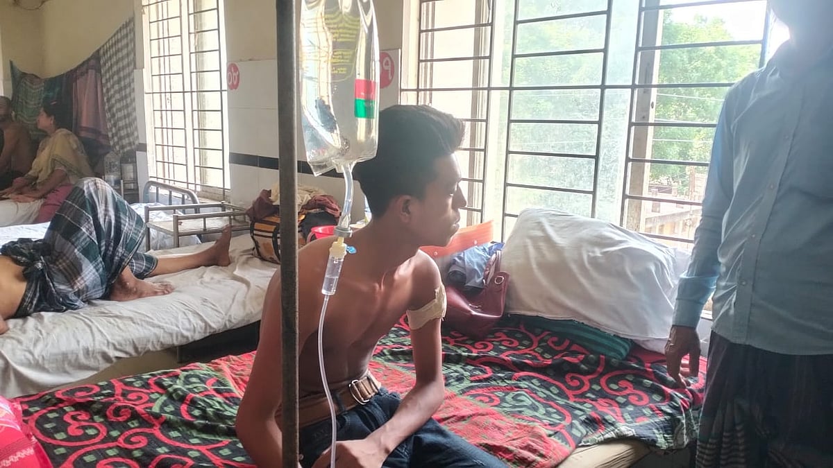 ভাঙ্গায় কুপিয়ে জখম করা দুই এসএসসি পরীক্ষার্থীকে হাসপাতালে চিকিৎসা দেওয়া হচ্ছে। বৃহস্পতিবার ভাঙ্গা উপজেলা স্বাস্থ্য কমপ্লেক্সে