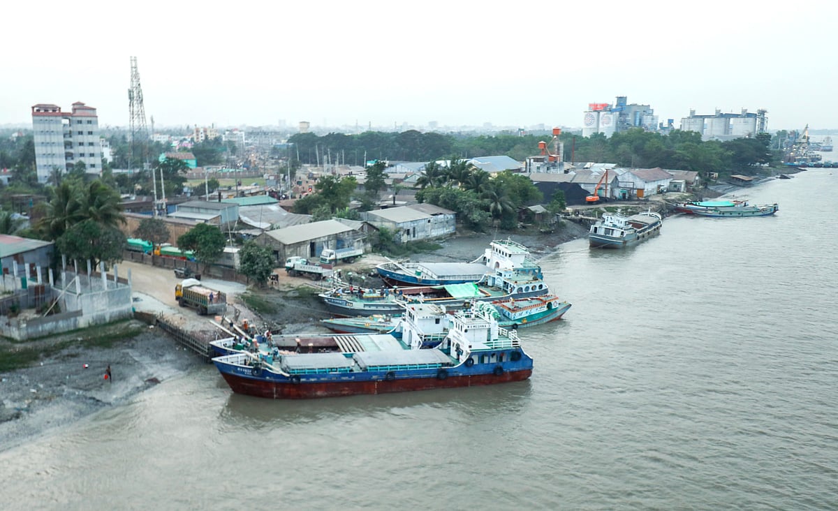 রূপসা নদীর পাড় ধরে গড়ে উঠেছে মায়ার শহর খুলনা। গতকাল খানজাহান আলী সেতু এলাকায়
