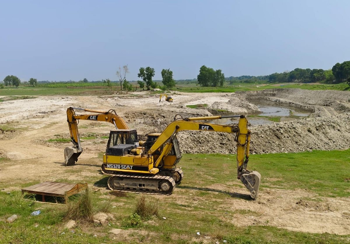 দিনের বেলা নীরবতা থাকলেও রাত হলেই খননযন্ত্র দিয়ে কাটা হয় বালু–মাটি। বৃহস্পতিবার দুপুরে কুষ্টিয়া কুমারখালীর হাসিমপুর বেড়িবাঁধের নিচে