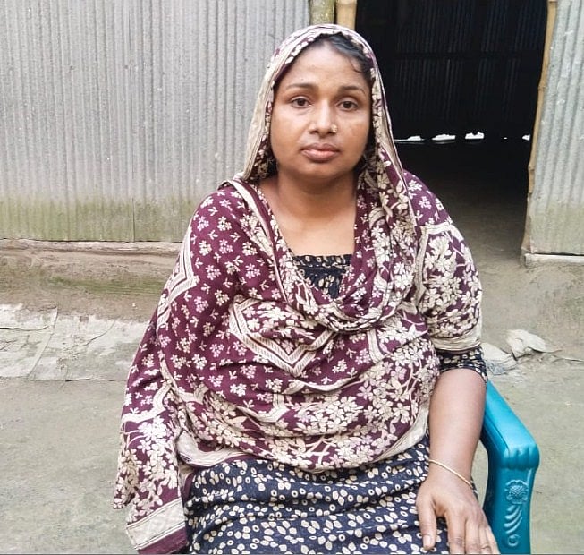 রানা প্লাজা ভবন ধসে ডান হাত হারানো গাইবান্ধার সাদুল্লাপুর উপজেলার চকগোবিন্দপুর গ্রামের রিকতা খাতুন