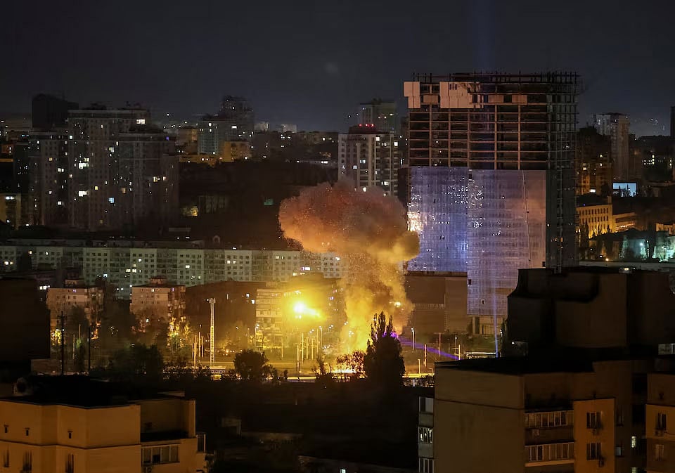 ইউক্রেনের রাজধানী কিয়েভে রাশিয়ার ড্রোন হামলার দৃশ্য। ২৪ এপ্রিল ২০২৫