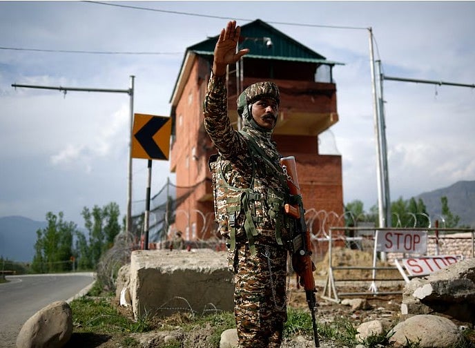 কাশ্মীরের মারহামা গ্রামে নিরাপত্তা বাহিনীর এক সদস্য টহল দিচ্ছেন। বুধবার, পেহেলগাম