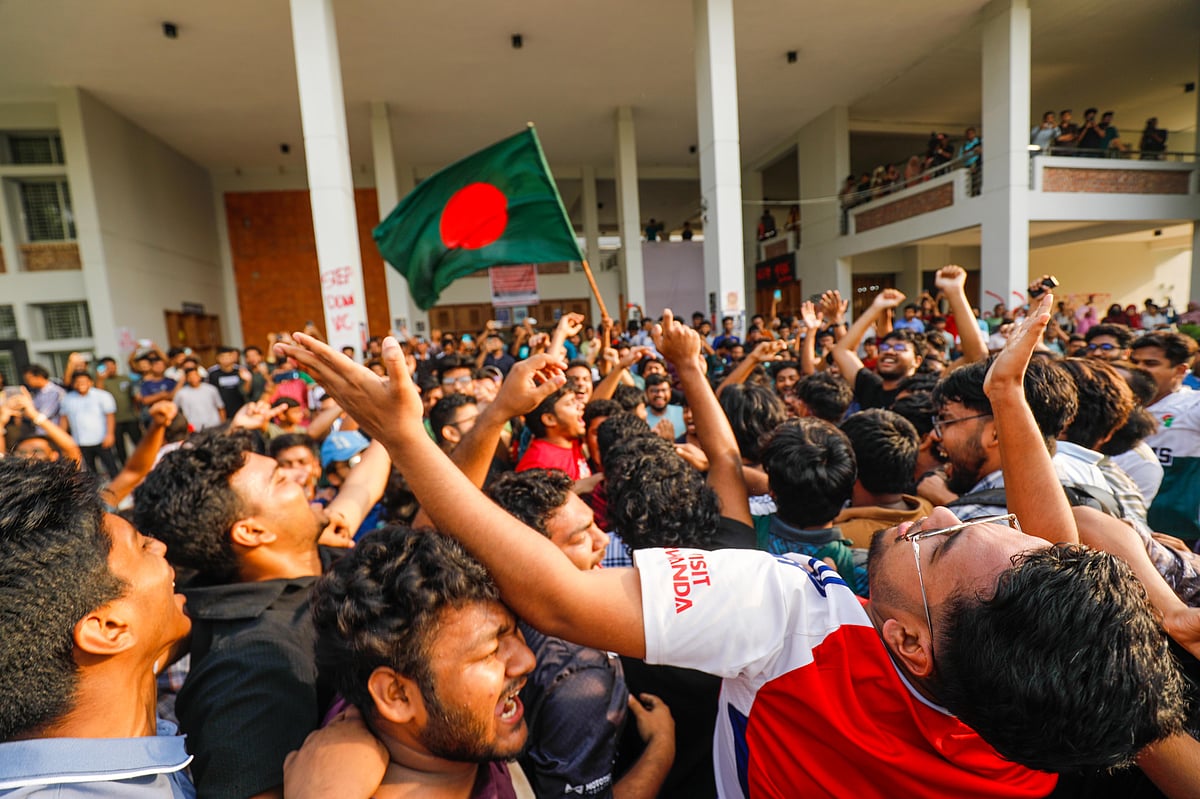 উপাচার্য ও সহ–উপাচার্যকে অব্যাহতি দেওয়ার ঘোষণা শোনার পর শিক্ষার্থীদের উল্লাস। আজ বৃহস্পতিবার বিকেলে খুলনা প্রকৌশল ও প্রযুক্তি বিশ্ববিদ্যালয়ে