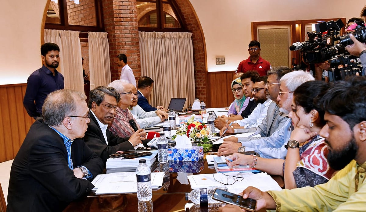 আজ বৃহস্পতিবার জাতীয় সংসদের এলডি হলে ঐকমত্য কমিশনের সঙ্গে আমজনতার দলের আলোচনার শুরুতে অধ্যাপক আলী রীয়াজ কথা বলেন