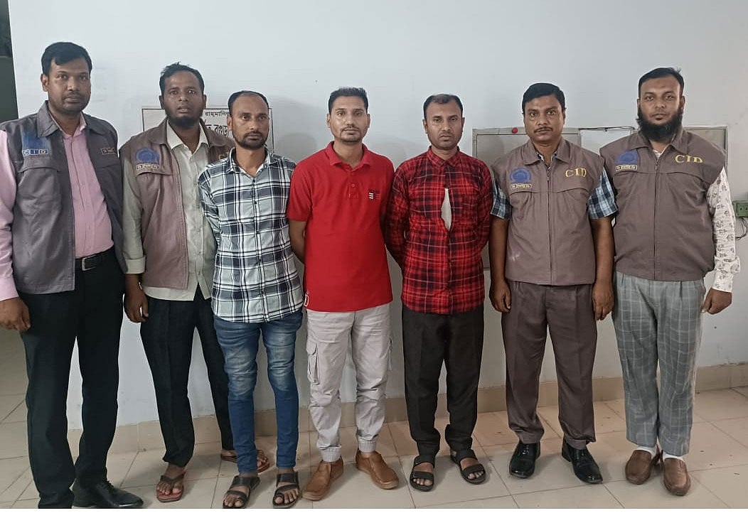 পুলিশের অপরাধ তদন্ত বিভাগের (সিআইডি) বগুড়া জেলার সদস্যরা তিন প্রতারককে বৃহস্পতিবার রাতে গ্রেপ্তার করেন