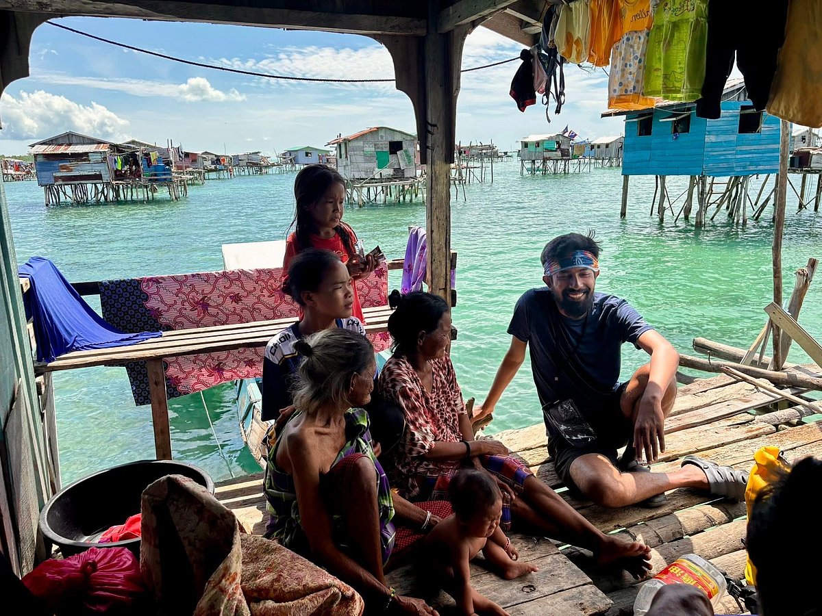 বাজাউ সম্প্রদায়ের মানুষদের সঙ্গে এনজামুল হক