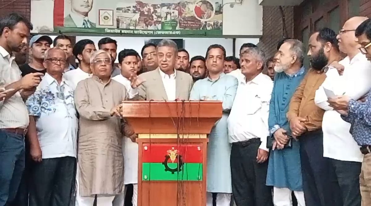 বিএনপি চেয়ারপারসনের রাজনৈতিক কার্যালয়ে লিয়াজোঁ কমিটির বৈঠক শেষে সাংবাদিকদের সঙ্গে কথা বলেন আমীর খসরু মাহমুদ চৌধুরী