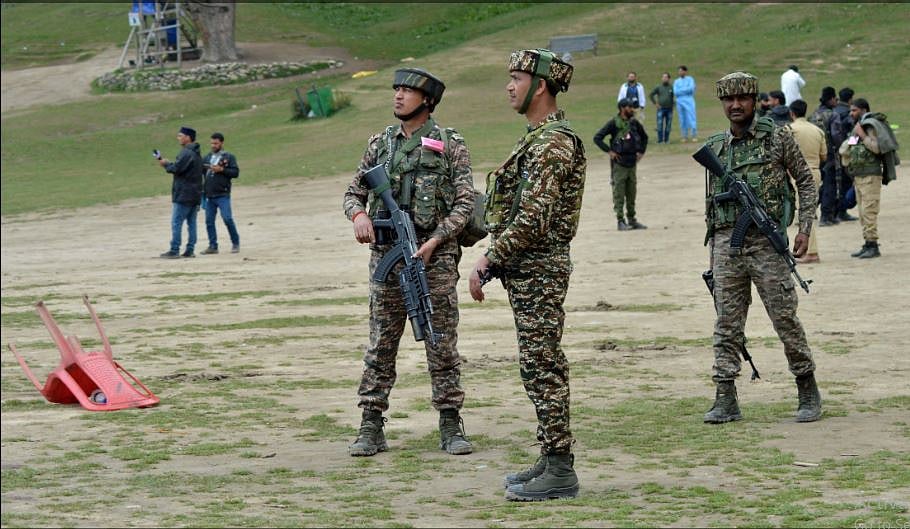 কাশ্মীরে পর্যটকদের হত্যাকাণ্ডের ঘটনাস্থলে ভারতীয় সৈনিক