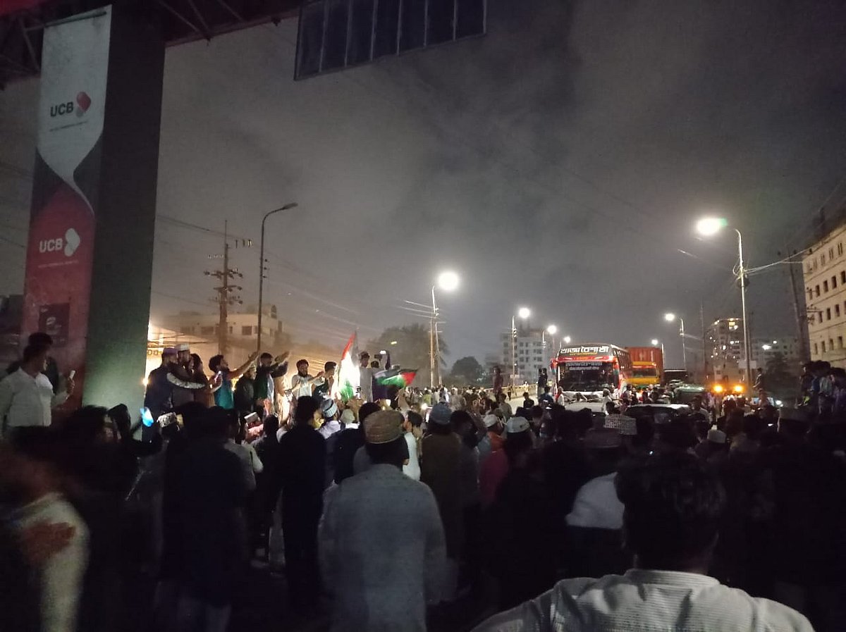 চট্টগ্রাম নগরের শুলকবহর এলাকায় ‘সর্বস্তরের সুন্নি জনতার’ ব্যানারে নগরের সড়ক অবরোধ করা হয়। চট্টগ্রাম, ২৪ এপ্রিল