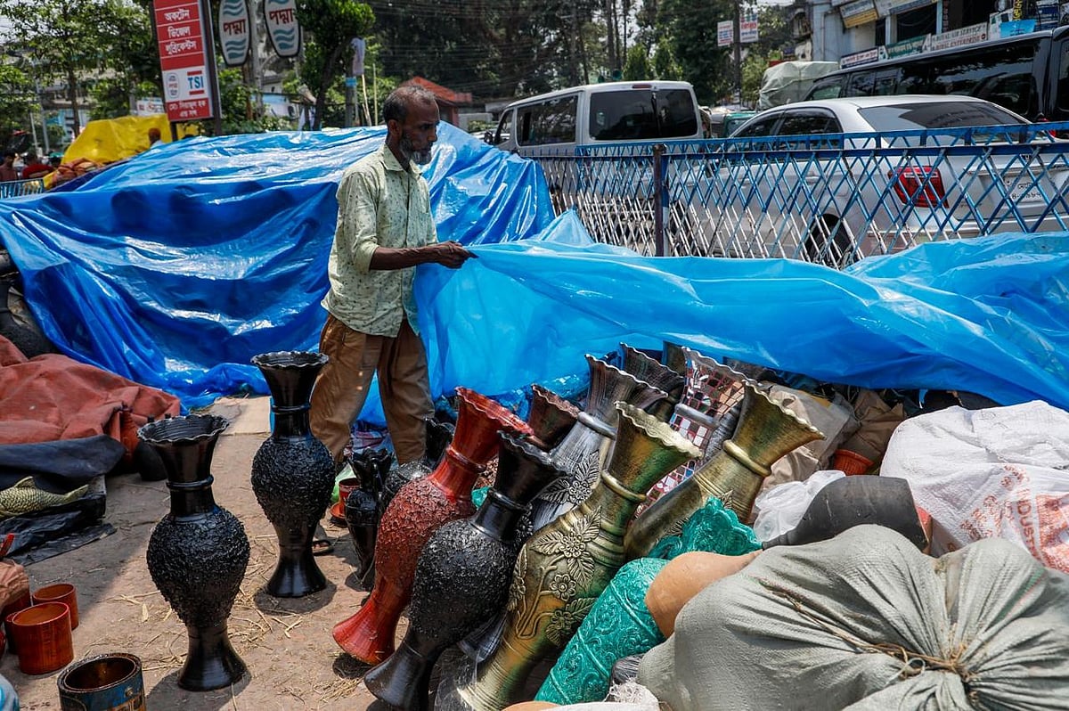 রাস্তায়, ফুটপাতে পুলিশ বসতে দিচ্ছে না। তাই  বলীখেলার মেলা উপলক্ষে বসা দোকান গুটিয়ে নিচ্ছেন বিক্রেতারা। আজ বৃহস্পতিবার বেলা ১১টায় চট্টগ্রাম নগরের লালদীঘি এলাকায়