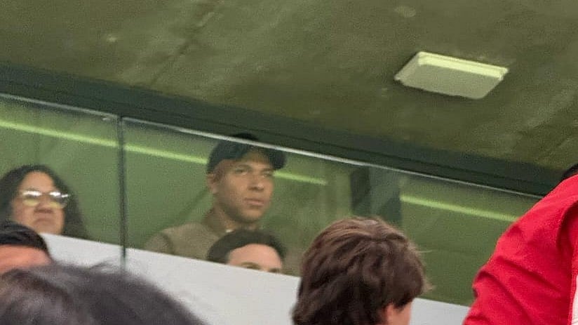 গ্যালারিতে বসে খেলা দেখছিলেন ফরাসি ফুটবল তারকা কিলিয়ান এমবাপ্পে