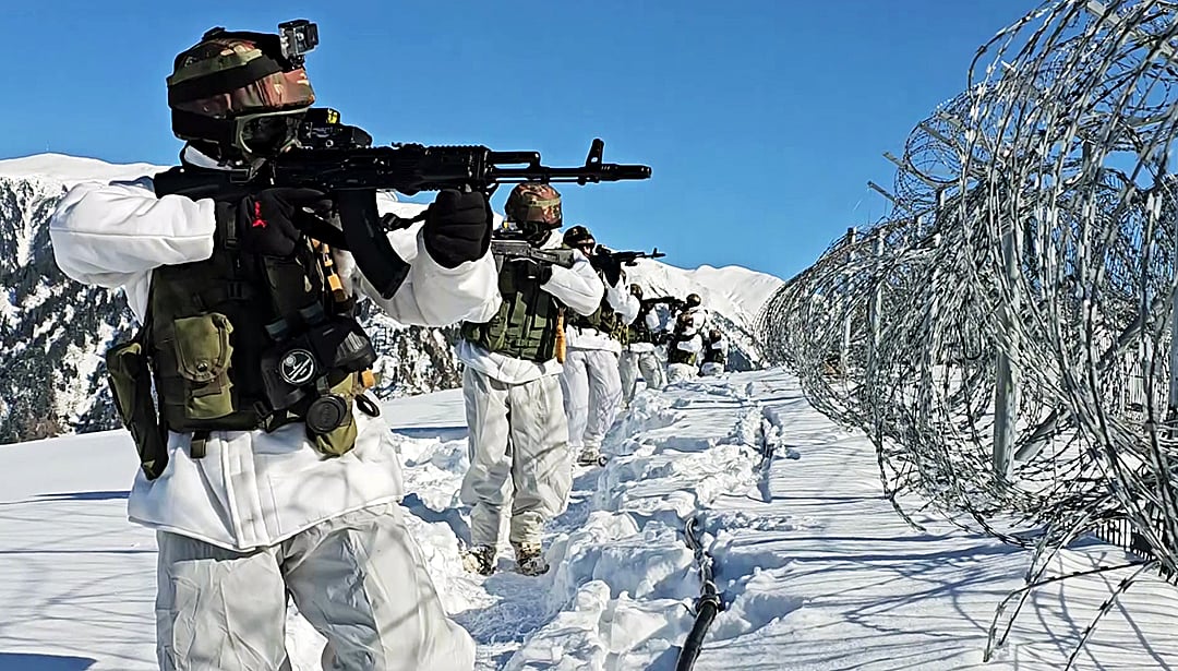 ভারত-পাকিস্তানকে বিভক্তকারী লাইন অব কন্ট্রোলের উরি সেকশনে সতর্ক অবস্থানে ভারতীয় সেনাবাহিনী