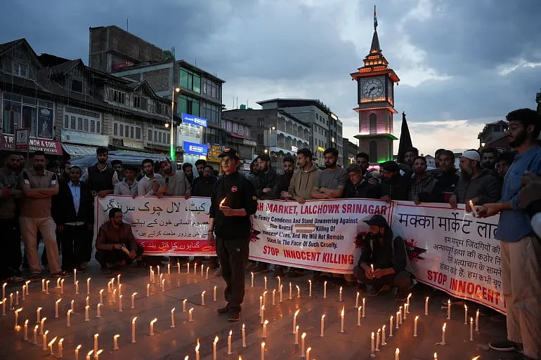 ভারত–নিয়ন্ত্রিত কাশ্মীরের শ্রীনগরে ব্যবসায়ীরা সন্ত্রাসী হামলায় নিহত ব্যক্তিদের স্মরণে মোমবাতি প্রজ্বালন করেছেন। ২৩ এপ্রিল, শ্রীনগর
