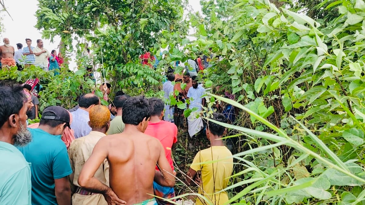 মাদারীপুরের শিবচরে সেতুর নিচে যুবকের ক্ষতবিক্ষত লাশ পাওয়া খবরে ভিড় করেন উৎসুক জনতা। আজ দুপুর ১২টার দিকে উপজেলার কাদিরপুর এলাকায়