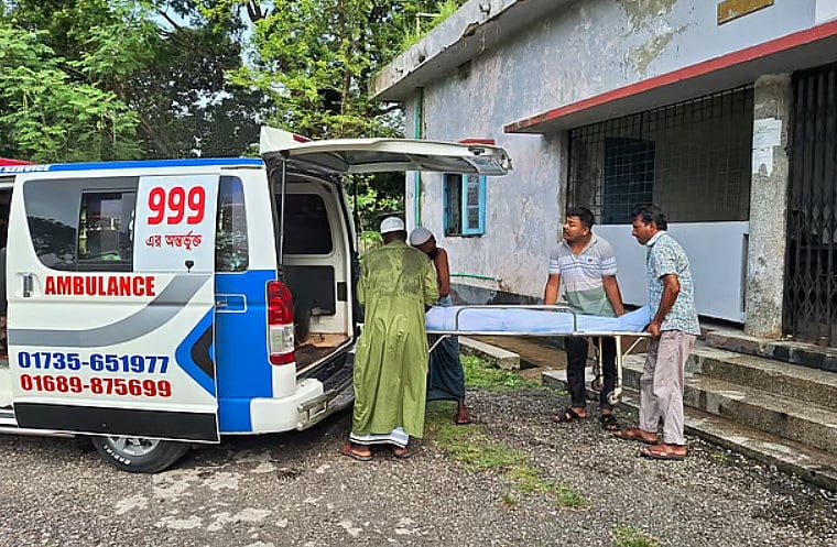 ময়নাতদন্ত শেষে নিহত সিয়াম মোল্লার লাশ স্বজনেরা নিজ বাড়িতে নিয়ে যাচ্ছেন। গত বুধবার দুপুরে বরিশাল শের-ই-বাংলা মেডিকেল কলেজ হাসপাতালের মর্গের সামনে