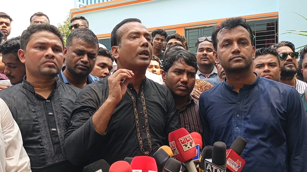 নিহত জাহিদুল ইসলামের কবর জিয়ারত শেষে সাংবাদিকদের সঙ্গে কথা বলেন ছাত্রদলের সভাপতি রাকিবুল ইসলাম। আজ দুপুরে ময়মনসিংহের ভালুকা উপজেলার কাইচান গ্রামে