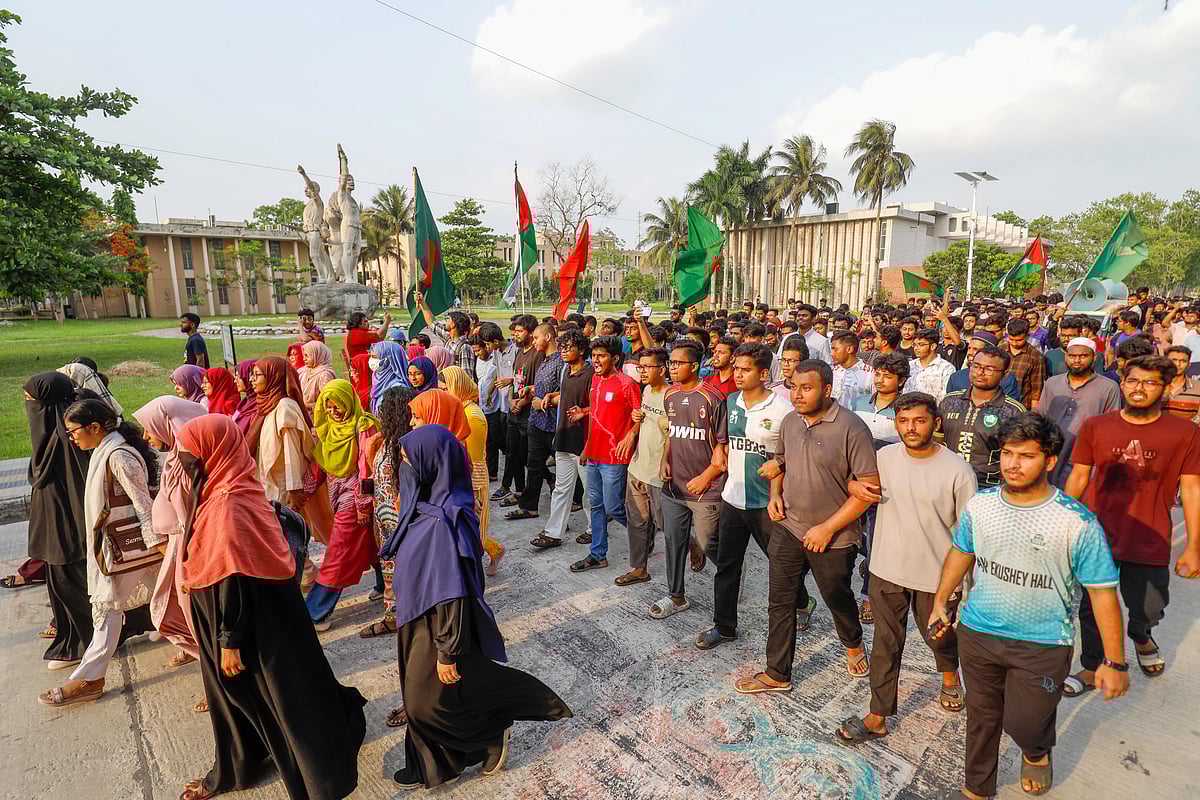 কুয়েটের উপাচার্যকে দায়িত্ব থেকে অব্যাহতি দেওয়ার ঘোষণায় শিক্ষার্থীদের ‘বিজয়’ মিছিল। খুলনা প্রকৌশল প্রযুক্তি বিশ্ববিদ্যালয়, ২৪ এপ্রিল