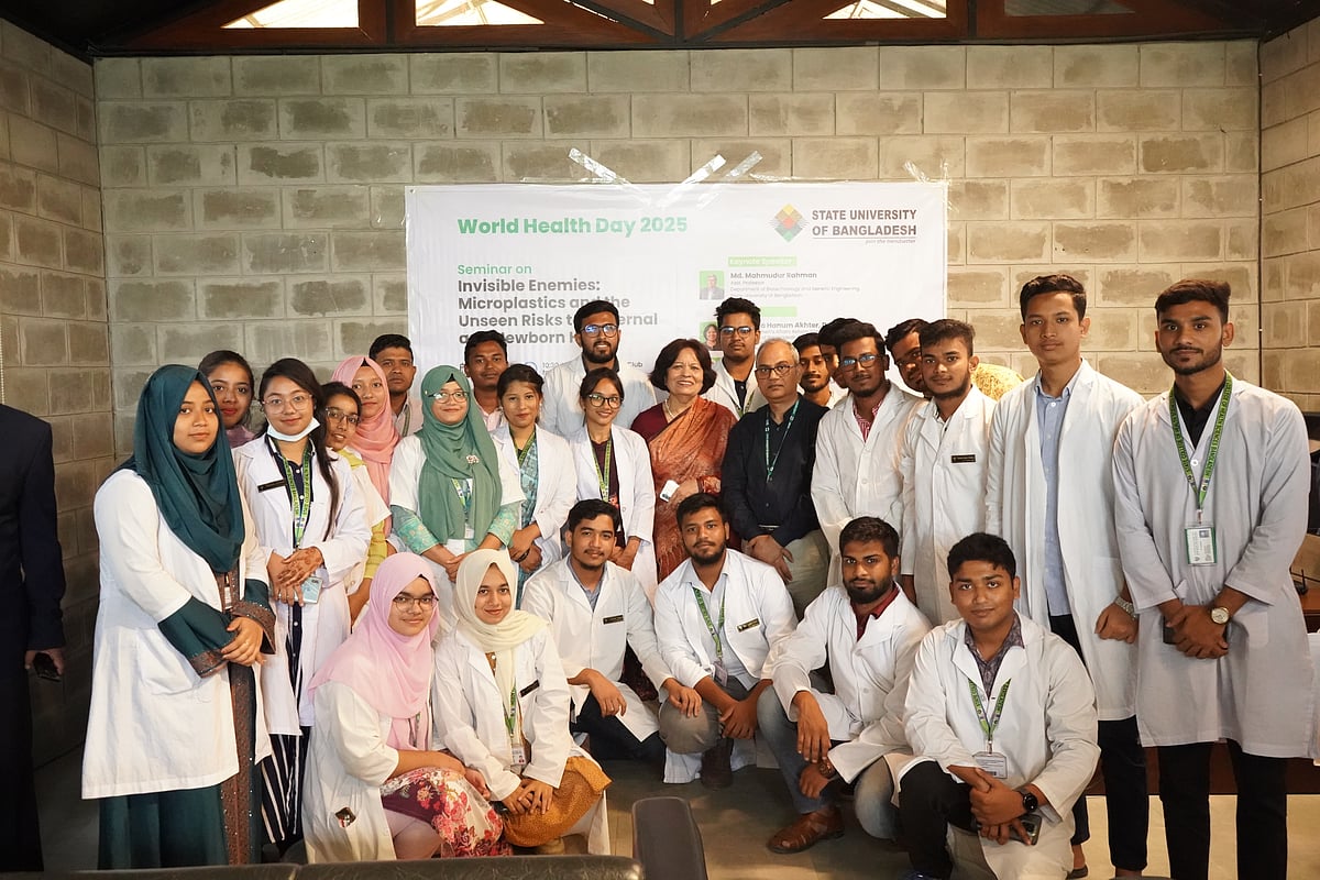 স্টেট ইউনিভার্সিটি অব বাংলাদেশের গবেষণানির্ভর ও জনস্বাস্থ্য সচেতনতামূলক সেমিনার শেষে সংশ্লিষ্ট ব্যক্তিরা