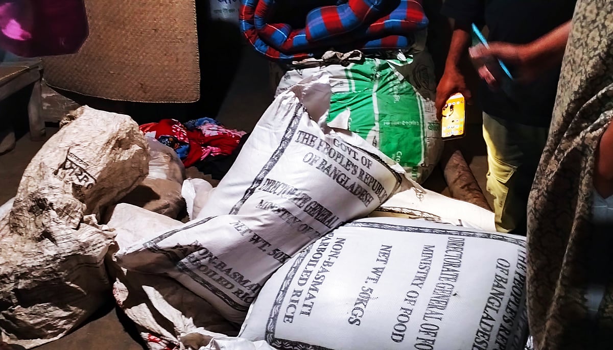 কুমিল্লার লাকসামে অভিযান চালিয়ে খাদ্যবান্ধব কর্মসূচির চাল উদ্ধার করা হয়েছে। গতকাল বুধবার রাতে উপজেলার গোবিন্দপুর গ্রামের পশ্চিমপাড়ায়