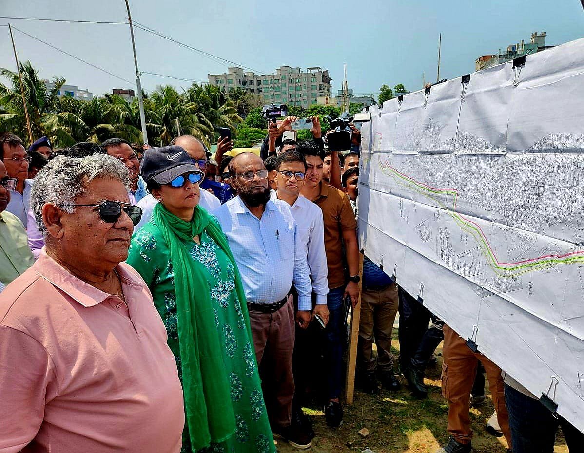 কক্সবাজারের বাকখালী নদীর কস্তুরাঘাট এলাকায় দুই উপদেষ্টাকে নদী ও বন্দরের চিত্র দেখাচ্ছেন বিআইডব্লিউটিএ’র কর্মকর্তারা । আজ বৃহস্পতিবার বেলা ১১ টায়