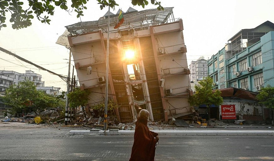 মিয়ানমারে সম্প্রতি ভয়াবহ ভূমিকম্পে ধসে পড়ে অনেক বহুতল ভবন। নিহত হন বিপুলসংখ্যক মানুষ। মান্দালয় শহর।
