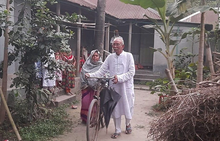 প্রতিবেশী ও দীর্ঘদিনের সহকর্মীরা আবদুল হাই মিয়াকে একজন সাদামাটা মানুষ হিসেবেই জানেন। সম্প্রতি পাবনা জেলা সদরের কুলুনিয়া গ্রামে