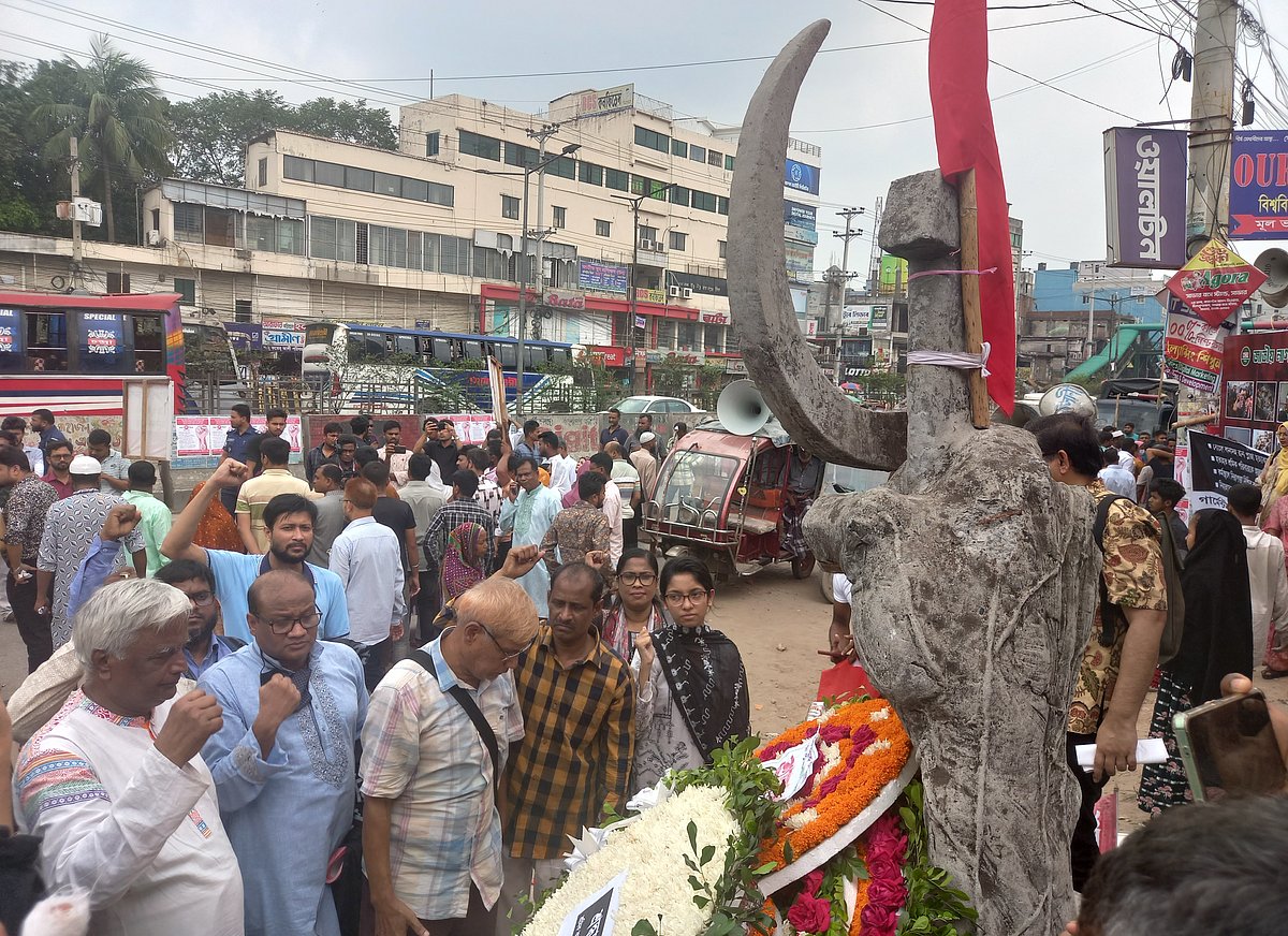 রানা প্লাজা ধসে নিহতদের স্মরণে অস্থায়ী প্রতিবাদ-প্রতিরোধ শহীদ বেদিতে শ্রদ্ধা জানাচ্ছেন বিভিন্ন শ্রমিক সংগঠনের নেতা-কর্মীরা। আজ সকাল পৌনে ১০টার দিকে সাভারের বাসস্ট্যান্ড এলাকায়