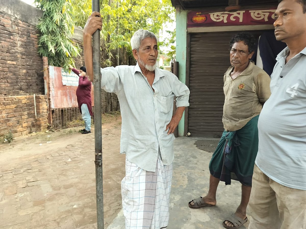 ছেলের লাশের জন্য খুঁটিতে ভর দিয়ে সারা রাত অপেক্ষা করেছেন জহুর আহমেদ। আজ সকালে সীতাকুণ্ডের ভাটিয়ারিতে
