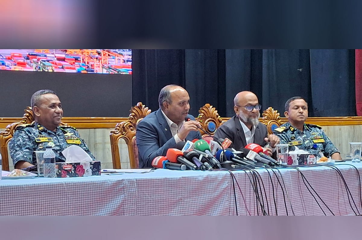 সংবাদ সম্মেলনে বক্তব্য রাখছেন চট্টগ্রাম বন্দর চেয়ারম্যান রিয়ার অ্যাডমিরাল এস এম মনিরুজ্জামান