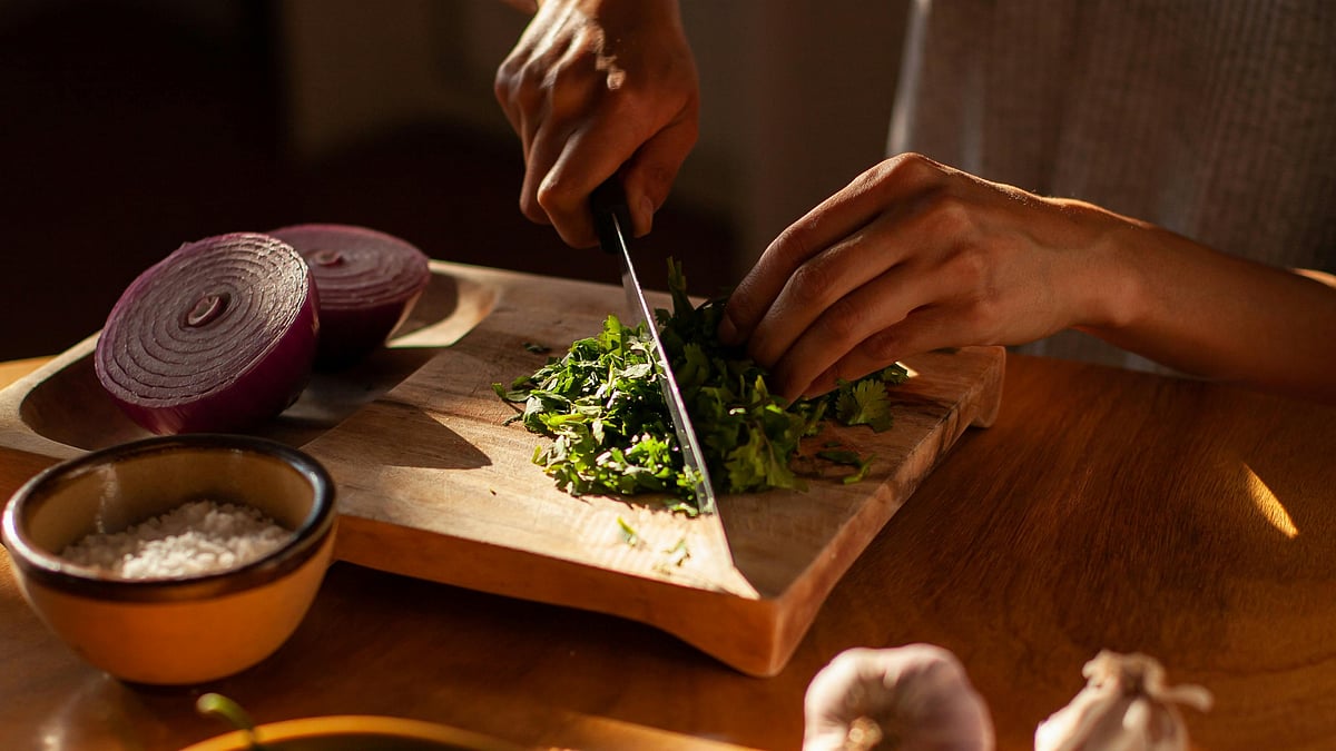 চপিং বোর্ডের কাটাছেঁড়া দাগের ভেতরে ব্যাকটেরিয়া জমে খাবারে ছড়াতে পারে, যা শরীরের জন্য ক্ষতিকর