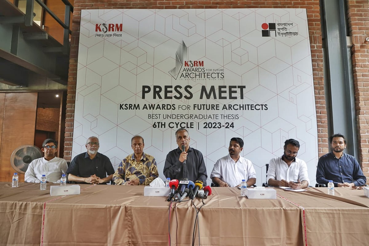 রাজধানীর আগারগাঁওয়ে ইনস্টিটিউট অব আর্কিটেক্টস বাংলাদেশ (আইএবি) সেন্টারে আয়োজিত সংবাদ সম্মেলন