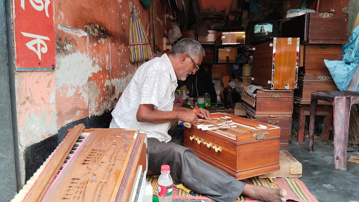 কাঠের হারমোনিয়াম তৈরির কাজ করেন যশোর শহরের বেজপাড়া এলাকার বাসিন্দা রতন বিশ্বাস