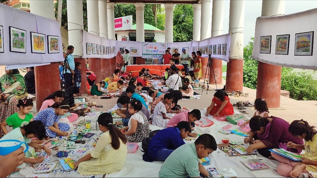 নড়াইলে চিত্রা নদীর পাড়ে রংতুলির উৎসবে ছবি আঁকছে শিশুরা। আজ শুক্রবার সকালে শহরের বাঁধাঘাট চত্বরে