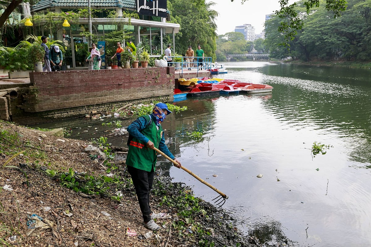 রাজধানীর ধানমন্ডি এলাকায় পরিচ্ছন্নতা অভিযান